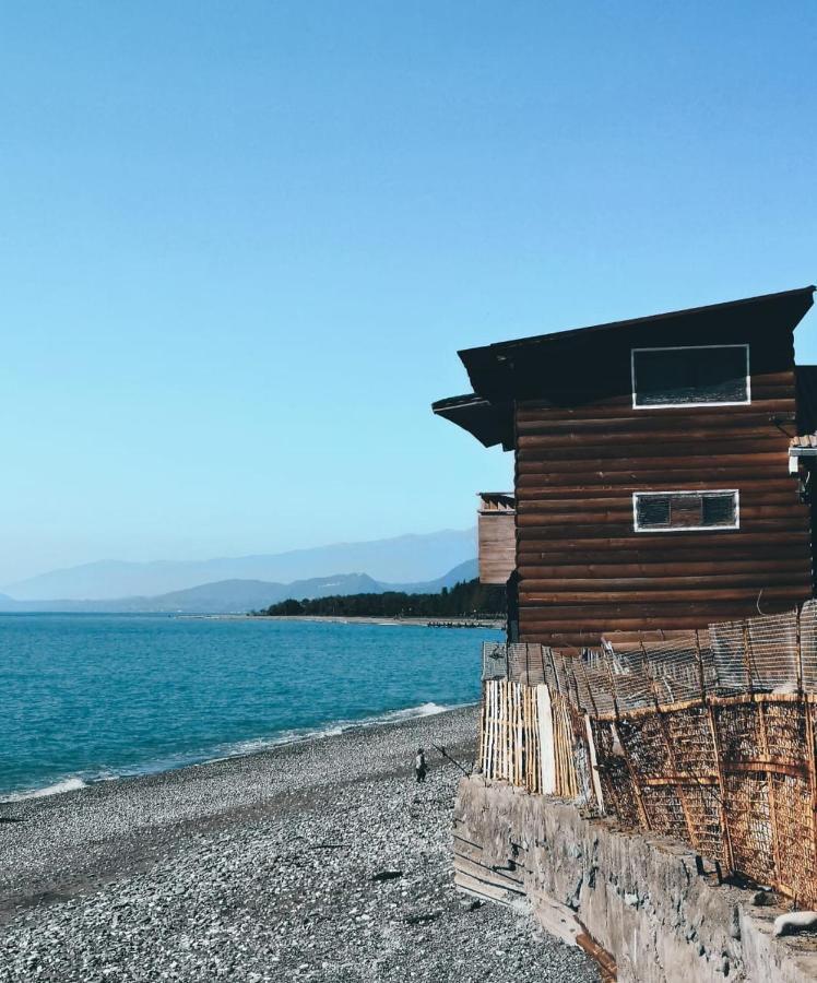 Uyutnyy Dvorik Hotel Sukhumi Exterior foto